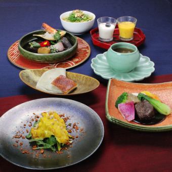 KITTE套餐點餐 魚翅、蝦料理、大蝦料理等7個單獨的菜餚。包廂可供5人使用 9,500日元