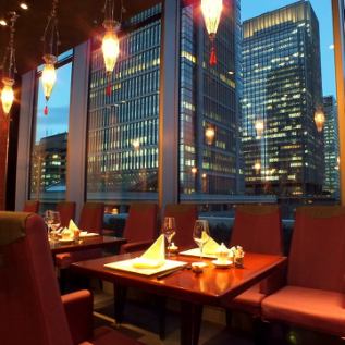 【テーブル席】大切な方とのデートや記念日には、東京の夜景が見えるお席でどうぞ。綺麗な夜景を眺め、当店自慢のお料理を召し上がれば、特別な1日になること間違いなしです。多彩なコースやお料理をご用意してお待ちしております。