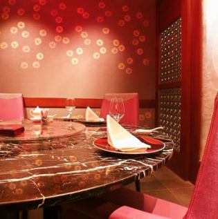 [Round table / private room] Round table private room for 8 people.There is no window night view, but it is a round table private room for up to 36 people.You can enjoy the course with one dish for each person.You can relax in the high-class restaurant.
