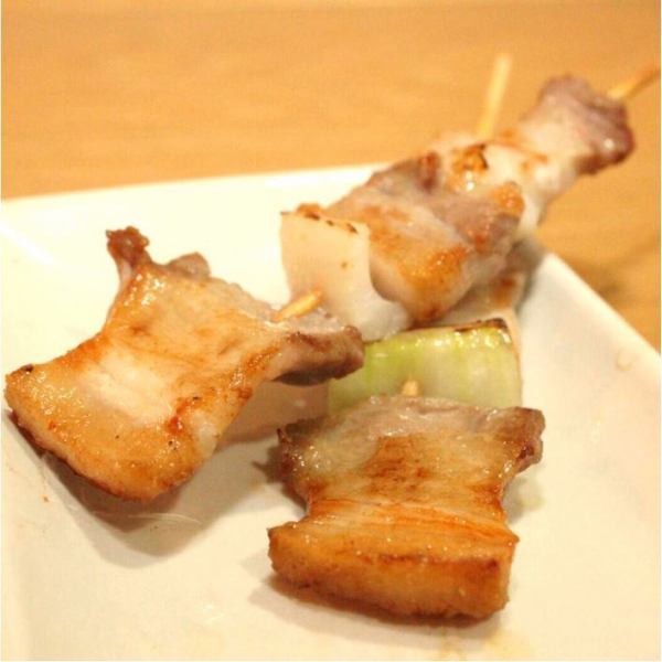 呑み食い処さむらい人気No.1の豚バラ串！110円(税込121円)～串類も揃えております♪
