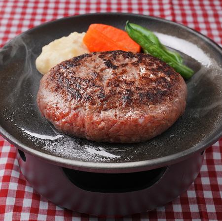とろける食感に感動！こだわりの鉄板ハンバーグを落ち着いた空間で。
