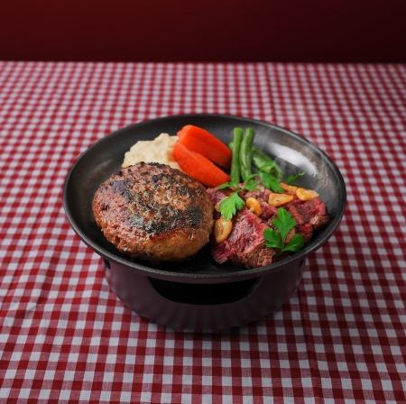 鉄板の上で自分の好きな焼き加減にできるハンバーグ！とろけます