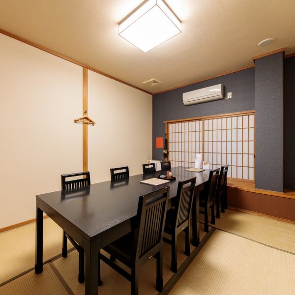 Tatami room seating with a Japanese-Western style table set in a Japanese-style room.You can take off your shoes and relax.In addition, it is easy to stand and sit down, so it is recommended for meals with three generations, including children, parents, and grandparents.Private rooms are very popular, so please contact us by phone.