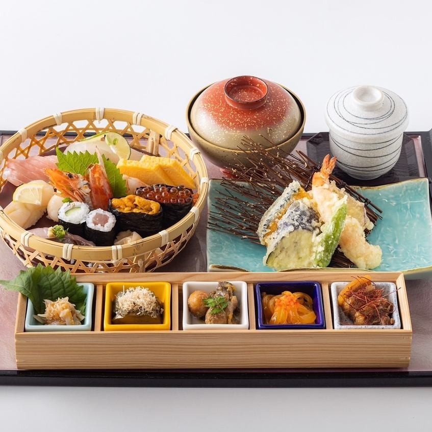 Lunch is also recommended at Sushi Taka♪ Please enjoy the sushi that the craftsman's skill shines.