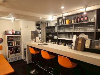 調理風景も楽しめるお洒落なカウンター席です。大人な雰囲気を味わいながら、自慢のお料理とお酒をお楽しみいただけます！カップルにも人気のお席です。※カウンター席は、テーブルが少々狭いお席がございます。