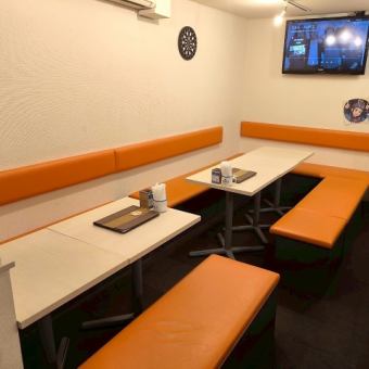 広々としたソファーテーブル席は少人数での集まりにも◎美味しい料理やお酒も楽しめる夜の隠れ家です♪