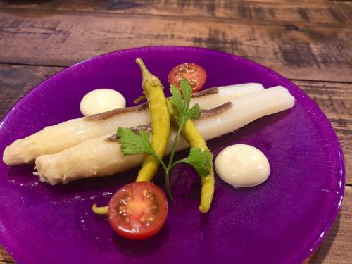 Navarra white asparagus and ario sauce