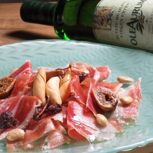 Comparing the tastes of Spanish prosciutto "Jamon Serrano" and "Iberico Bellota"