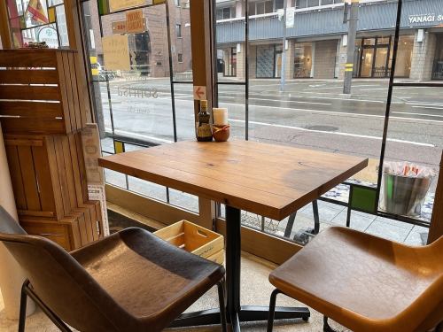 Table seats for 2 people that can be used for meals and dates with friends.We will guide you according to the number of people, so please feel free to contact the staff.
