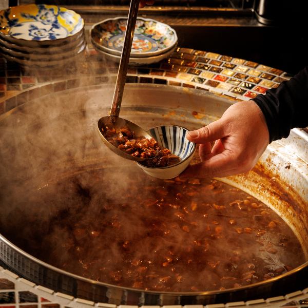 ＝ 長時間煮込んだこだわりのもつ煮 ＝