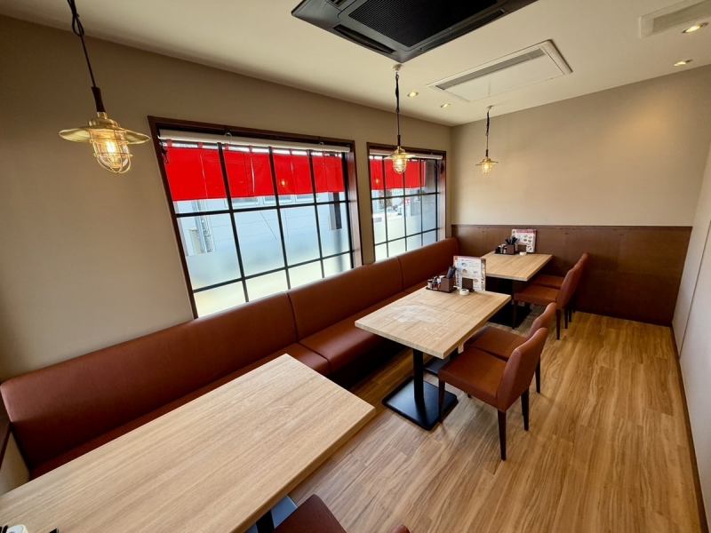 4名様×3席のご用意となります。お客様からのお問い合わせも多く、席予約の際にも人気のお席となっております。お席は小上がり仕様となっており、ゆったりとお食事をお楽しみいただけます。最大12名様。