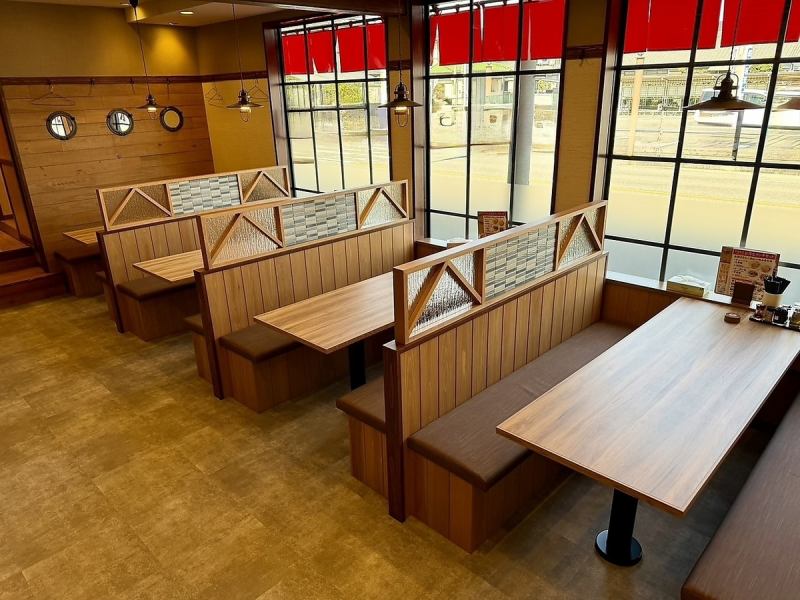 最大8名様×4を席のご用意となります。ソファー席と広いテーブルで、皆様でわいわいお食事を楽しんでいただけます。（大人の方8名様ご利用時は、窮屈に感じる場合がございます。）