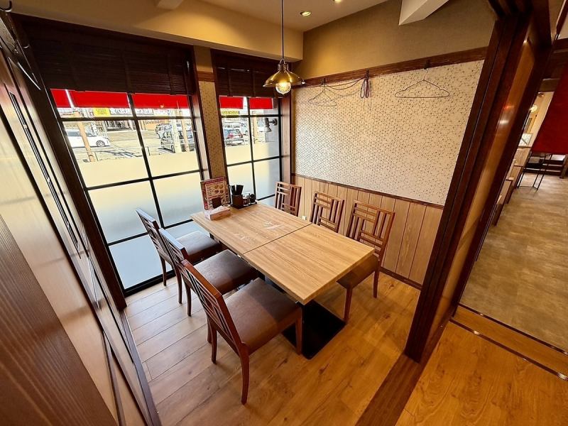 ６名様×１席のご用意となります。当店唯一の個室のお席となっており、プライベートな空間でゆっくりとお食事をお楽しみいただけます。