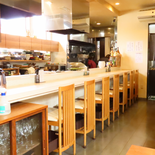 ≪席情報≫総席数31席。カウンター席はお一人様でも気軽に利用できるスタイルで、テーブル席は2～6名向けの構成。個室は8名～10名対応可。夜は席予約可能で、貸切対応も相談できます。席間も広めに取られており、ゆったりとした時間を過ごせるのが特徴です◎全席禁煙で、ファミリー層にも配慮された設計となっています♪