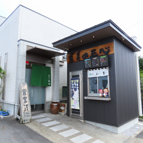 ≪アクセス≫店舗は【春日井市六軒屋町5-39】に位置し、JR春日井駅から車で約6分（徒歩約25分）。店舗横には【専用駐車場】が完備されております。近隣のスーパーの駐車場も利用可能です。