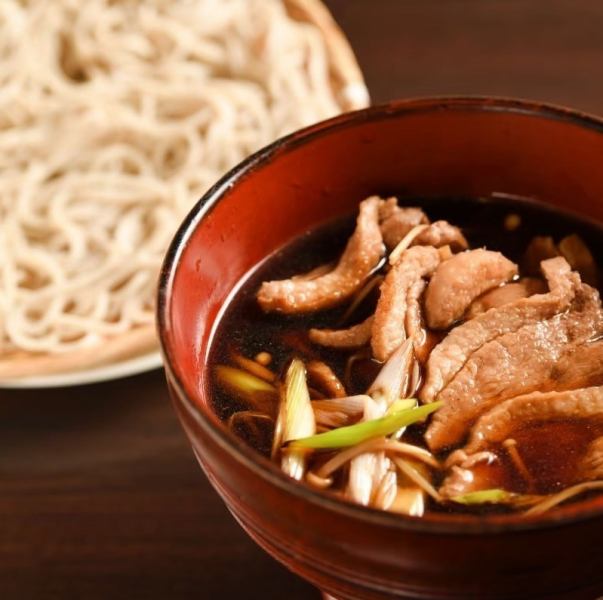 【贅沢な鴨ざるそば】しっとり柔らかい鴨肉が、香ばしいつゆと絶妙に絡む！