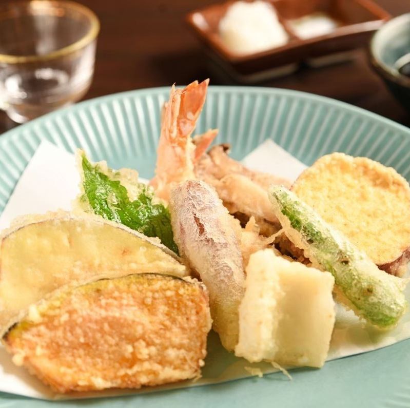 季節の食材を使った一品料理は、刺身・天麩羅のコースもあり◎