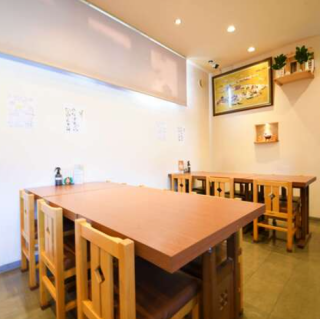 店内には、ゆったりと過ごせる 2名様テーブルを2卓 ご用意しております。落ち着いた和の空間で、ご友人とのお食事やご夫婦・カップルでの利用にも最適です。