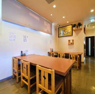 店内には、ゆったり囲める 4名様テーブルを2卓 ご用意しております。ご家族でのお食事や、友人同士の集まりなど、落ち着いて過ごしたい少人数グループにおすすめです。