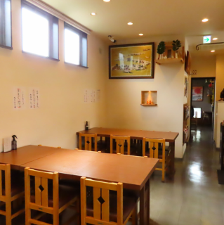 店内には 6名様用のテーブルが2卓あり、ご家族でのお食事や少人数の集まりにも最適。温かみのある木の家具が並ぶ明るい店内で、穏やかなひとときをお過ごしいただけます。