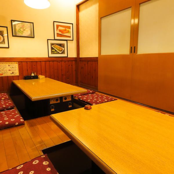 掘りごたつ席は、居心地の良い空間でくつろぎながらお食事を楽しむのに最適です。周囲の目を気にせず、家族や友人と楽しい会話を交わしながら、心温まるひとときをお過ごしいただけます。お子様連れのお客様にも安心してご利用いただけるよう、広々としたスペースが確保されており、リラックスできる環境が整っています。