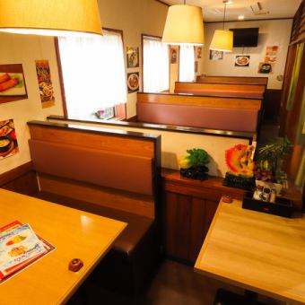 ソファー席は、ゆったりとしたスペースを確保しており、リラックスしながらお食事を楽しむことができます。温かみのあるデザインとクッション性の高い座席で、長時間の食事でも快適です。お子様連れのお客様にも安心してご利用いただけます。また、さまざまなシーンに対応できる柔軟な空間が魅力です。