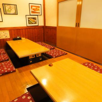 掘りごたつ席は、ゆったりとした空間でお食事をお楽しみいただけます。周りを気にせず、プライベート感を大切にしたお席なので、友人や家族との特別なひとときに最適です。掘りごたつのスタイルは、足を伸ばせるため、長時間の食事も快適に過ごすことができるでしょう。心温まる料理と共に、特別な時間をお過ごしください。