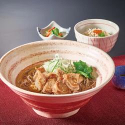 冷鸡肉荞麦面和一小碗银鱼鲑鱼籽饭