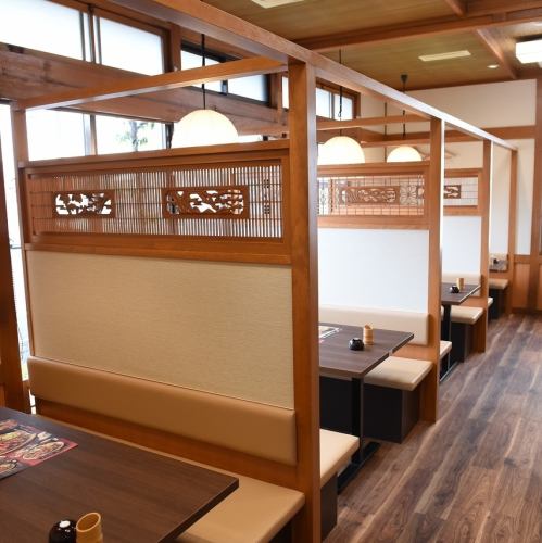 <p>4～6名様のテーブル席をご用意しております。空き状況や詳しい内容はお気軽にお問い合わせください。写真はイメージです。</p>