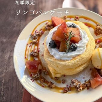 부드러운 사과 캐러멜 우유 팬케이크