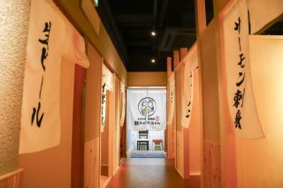 The bright wood-grain interior of the store.Enjoy our famous gyoza and sake in a restaurant that gives you a nostalgic feel.