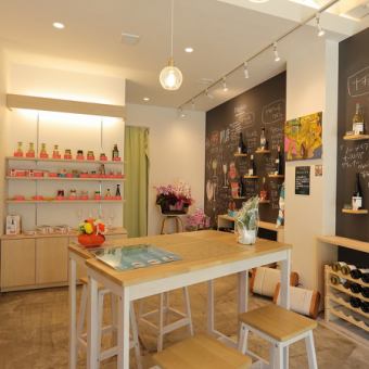 店内手前にあるローチェアのテーブル席は全4席。腰を落ち着けてゆったりと過ごせるこのスペースは、ワインとともに料理もしっかり楽しみたい方に人気のお席です。カジュアルながら上品な雰囲気で、おしゃべりを楽しみたい方や、少人数でのご利用に最適。心地よい距離感で、気取らずに過ごせる時間をお届けします。