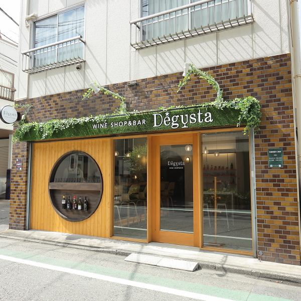 【東急新丸子駅・東口より徒歩4分の好立地】駅を出て、商店街を抜けた先にひっそりと佇む、隠れ家のようなワインバーです。平坦な道のりなので、お天気の日はもちろん、雨の日でもアクセスしやすいのが魅力。お仕事帰りの一杯にも、休日のゆったりランチにも。どんなシーンでも気軽に立ち寄れるワインバーです。