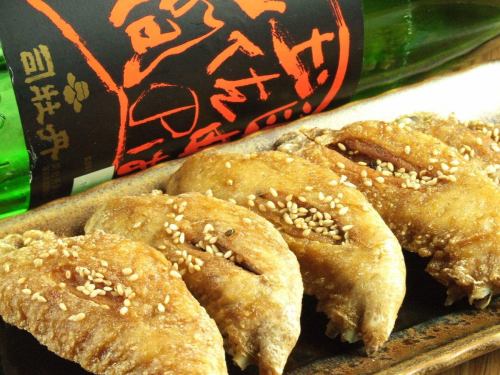 黒の手羽先唐揚／赤の手羽先唐揚（こしょう／一味唐辛子）《五本》