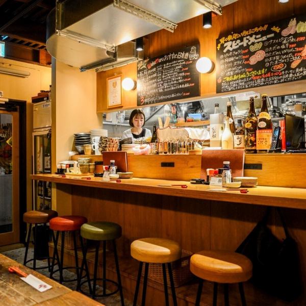 カウンター席は臨場感があり、スタッフとも楽しく会話ができるおすすめのお席です。デートや、お仕事帰りの1人様飲みも大歓迎です♪ぜひお仕事帰りのサク飲みやカップルでのご利用お待ちしております!