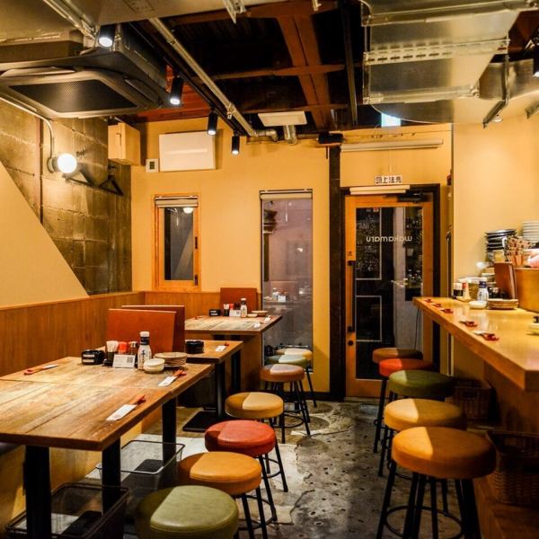 温もりある木目調の空間。柔らかな照明が心地よく、肩肘張らずに楽しめる雰囲気が魅力です。テーブル間の距離も程よく、宴会や飲み会、女子会など様々なシーンに合う空間です◎ぜひご予約してご来店ください!