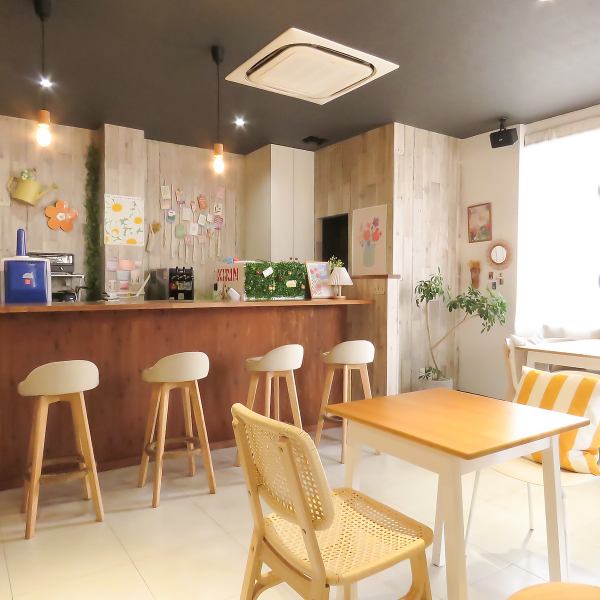 【少人数でのご利用も大歓迎！】少人数向けのテーブル席は、アットホームで過ごしやすい雰囲気が魅力です♪ゆったりとしたお座で、デートや友人との食事にもぴったり。お一人様も気兼ねなく利用できます！こだわりのインテリアが温かみを感じさせ、洗練された空間でリラックスできる、居心地の良い店内です。