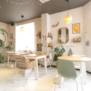 4名様掛けと2名様掛けをご用意しております。