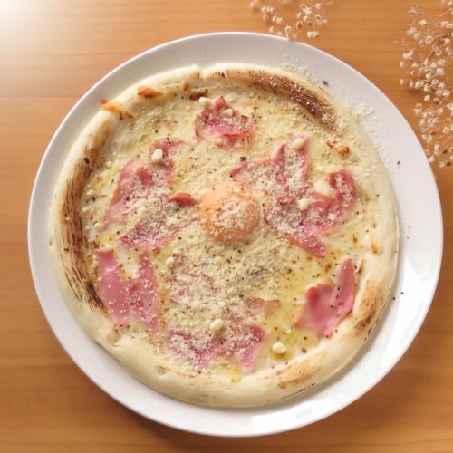 ≪とろける濃厚な卵黄≫会話も弾む一品◆「カルボピッツァ」1,400円(税込)