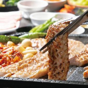 Popular! Samgyeopsal set (2 people) with salt, pepper or gochujang and wine, 3 dishes included ◎ 2,915 yen (tax included) per person