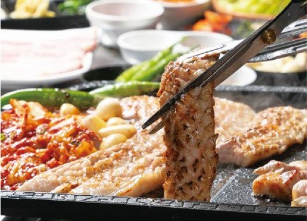 Popular! Samgyeopsal set (2 people) with salt, pepper or gochujang and wine, 3 dishes included ◎ 2,915 yen (tax included) per person