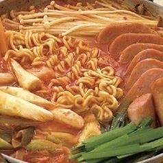 Hotpot set (serves 2-3) Budae jjigae + 1 instant ramen ◎ 2,915 yen (tax included) per serving