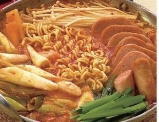 Hotpot set (serves 2-3) Budae jjigae + 1 instant ramen ◎ 2,915 yen (tax included) per serving