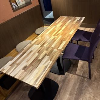 [Table seating for 6] The warmth of the wood creates a cozy atmosphere, allowing you to enjoy your meal at your own pace. We also have hangers for your coats and storage spaces, so you can come here without hesitation after shopping. Feeling like eating Korean food tonight? Stop by our restaurant.