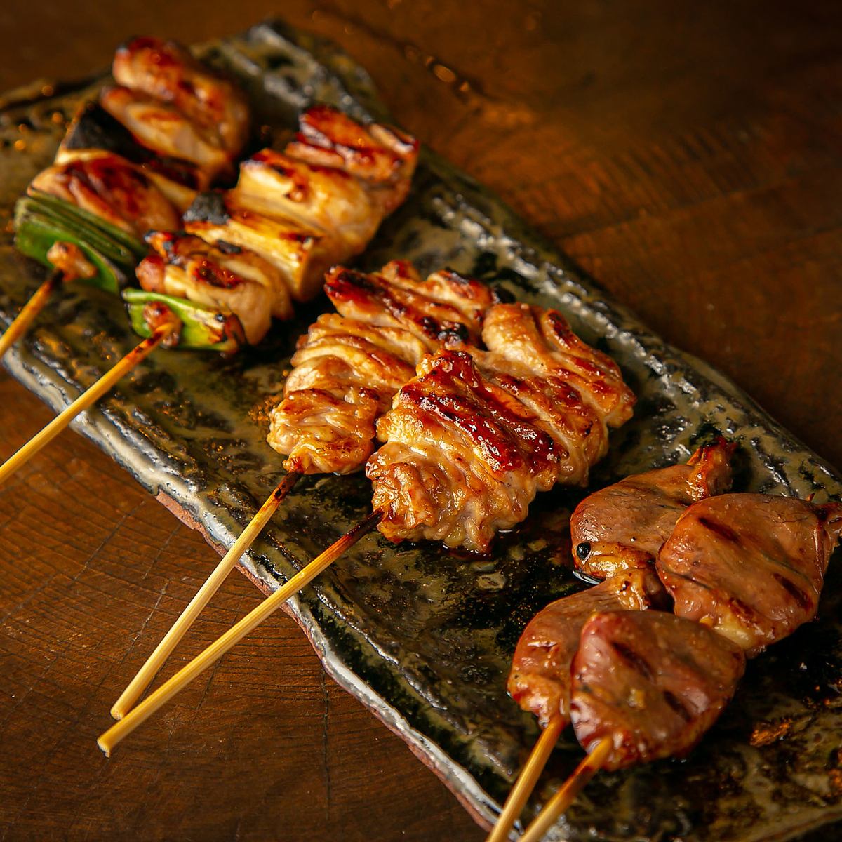 本1本丹精込めて串打ちし、炭火で焼き上げたこだわりの焼き鳥。