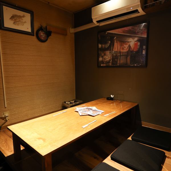 4名様用のソファ席や、最大7名様までご利用いただける小上がり席もございます。気心の知れたご友人との飲み会や、少人数のグループでの集まりに最適です。店内は、お子さんが描いたメニューの絵や、可愛らしいワンちゃんの写真が飾られており、温かくアットホームな雰囲気です◎