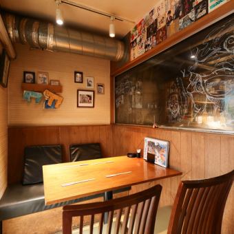 店内には木製のテーブルと椅子が並び、壁には店主のお子さんが描いたメニューのイラストや、わんちゃんの写真が飾られています。大きな窓には手描きのイラストが描かれており、店内の温かさがやさしく溶け合います。そんな優しい雰囲気が溢れる空間のため女性、お一人でも来店しやすい空間となっています！