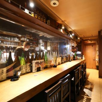 お一人様の来店も大歓迎！ゆっくりお過ごしいただけるカウンター席を8席、ご用意しています。仕事帰りに一杯したくなった際にはぜひ、当店にお越しください。旬の野菜や食材を使ったお料理と、それにあった季節酒をご用意しています。3種飲み比べなどお得にお酒を楽しめる工夫もしています♪