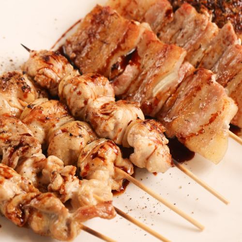 【食べ応えも充分！】一本一本丁寧に焼き上げる焼鳥は、お肉の旨味が凝縮されて美味◎