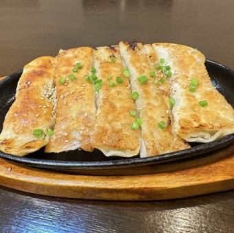 鉄板焼き棒餃子(5個)/五目春巻き(3本)